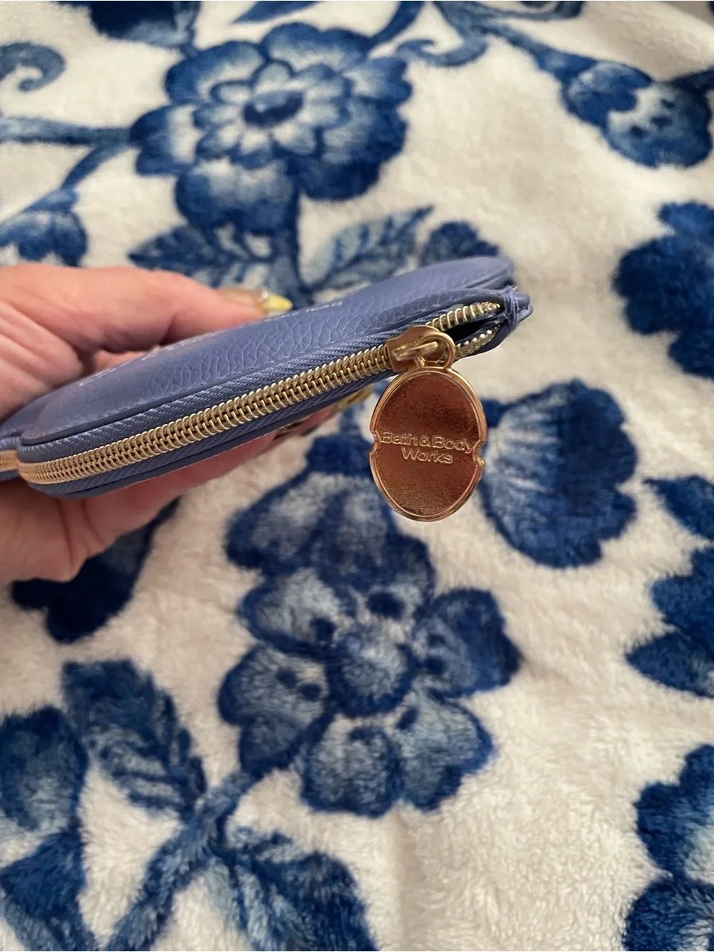 NWOT Disney’s  Snow White Blue and White Bird Keychain Purse with Gold Hardware